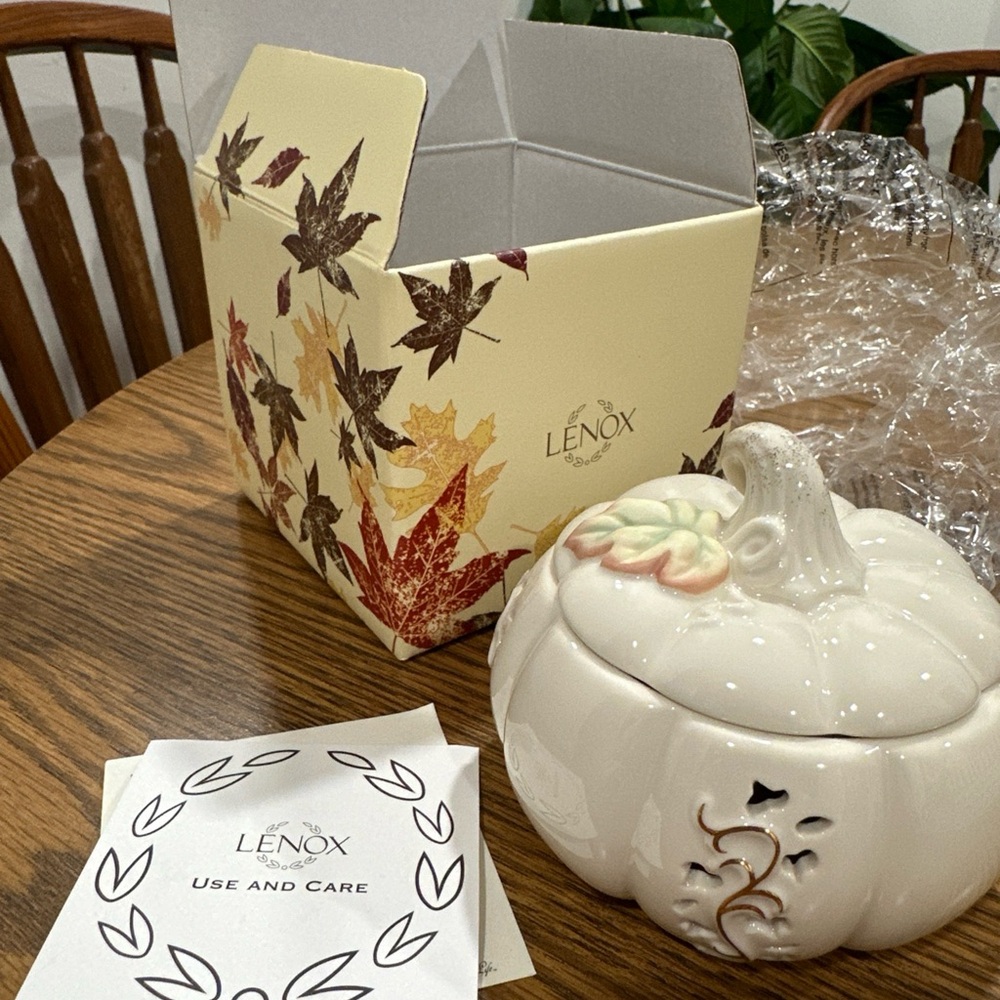 Lenox Ivory Pumpkin with Leaf Accents